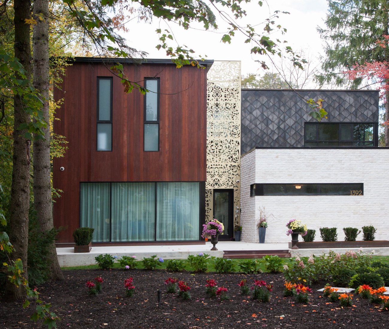 Indoor gardens toronto Designlines Trevor McIvor Architect Modern home with different siding materials, Cumaru wood, Corten steel and white quartz