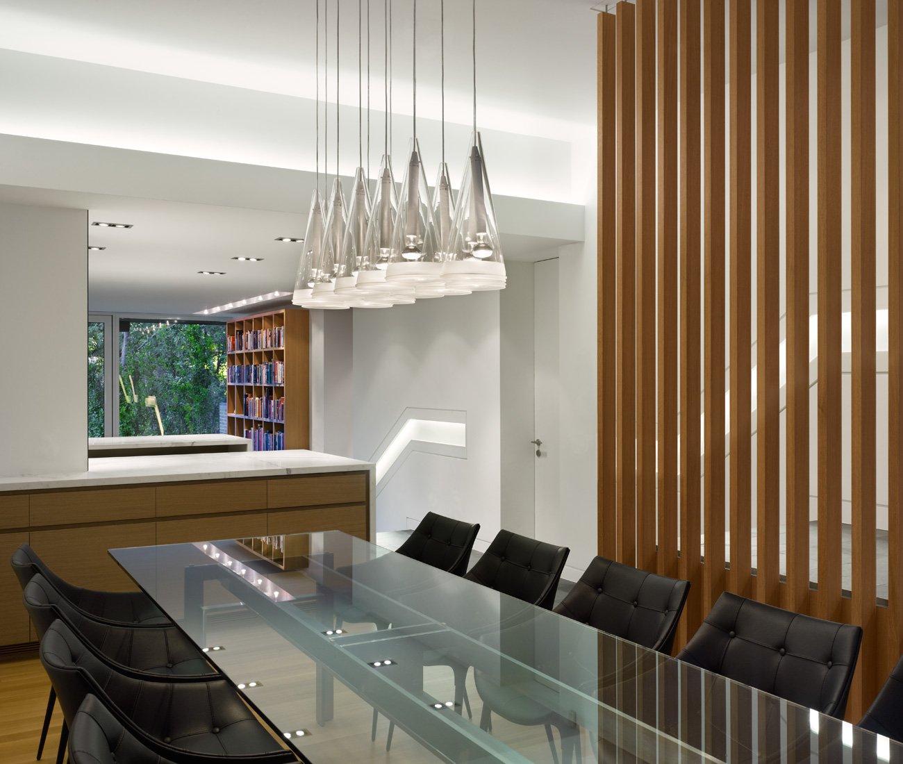 modern home Toronto - Kohn Shnier architects - vertical oak wood slat screen