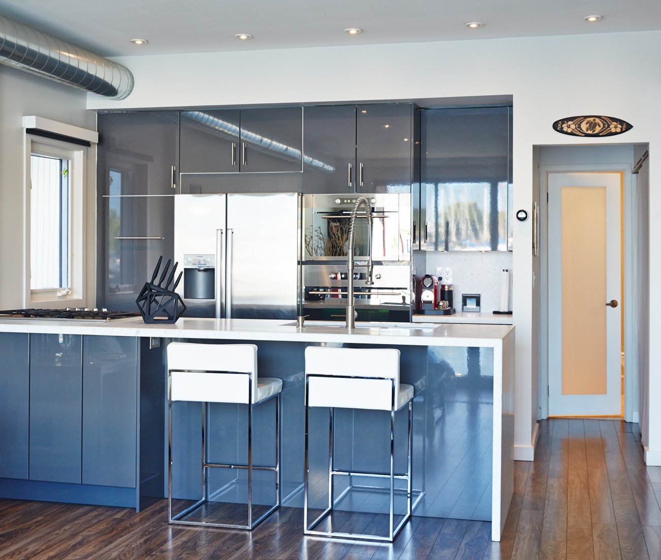 Peic’s glossy IKEA kitchen with Ciot countertop