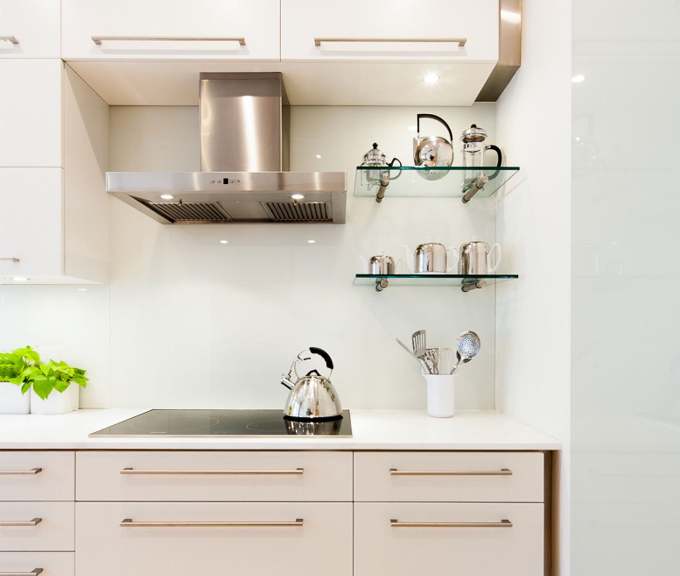 Kitchen design with shelves near the range hood over an induction stove top - Yorkville Design Centre - Thomas Tampold