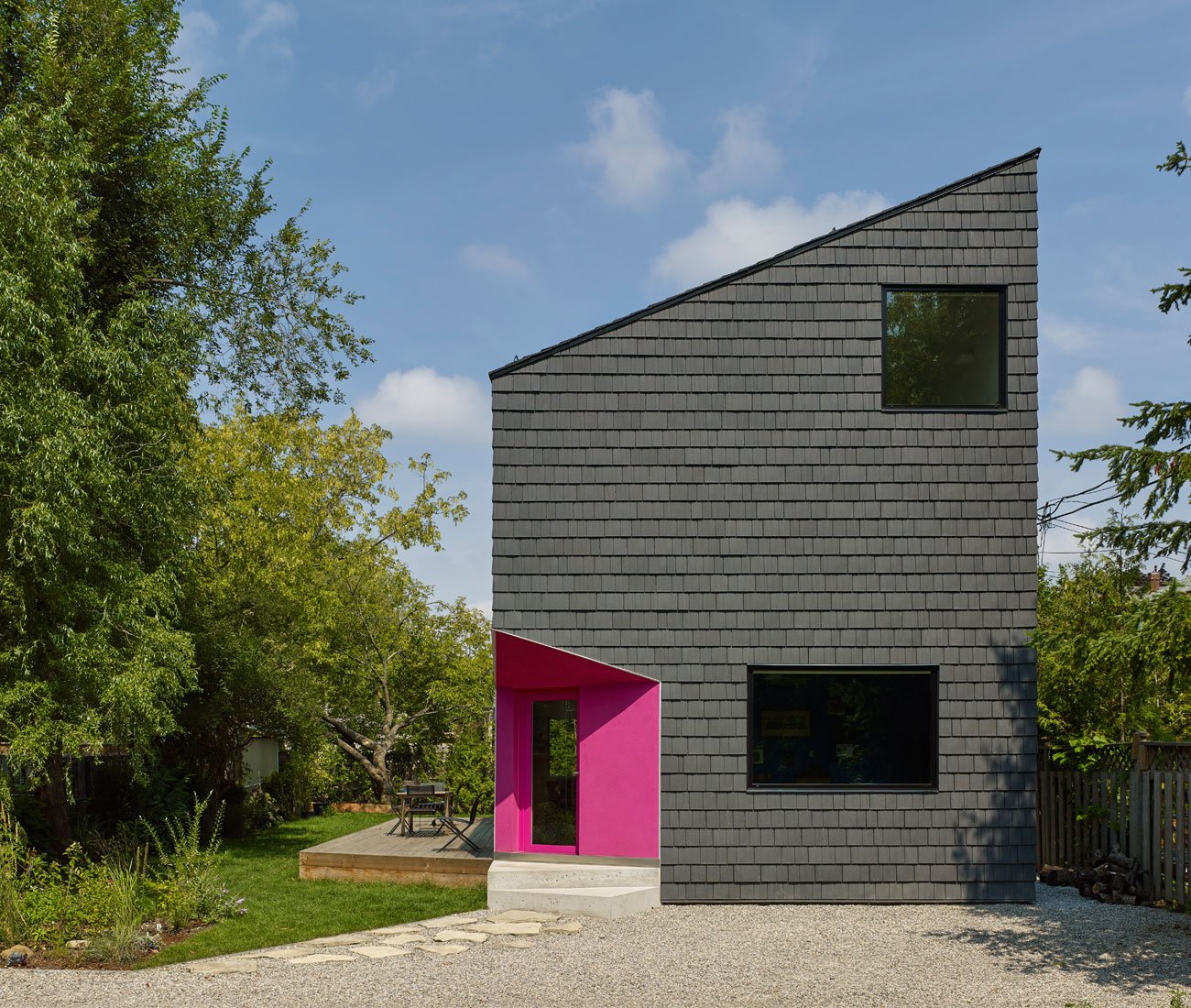 Dark Timber House using Shou Sugi Ban technique, design by Regio & Bauer