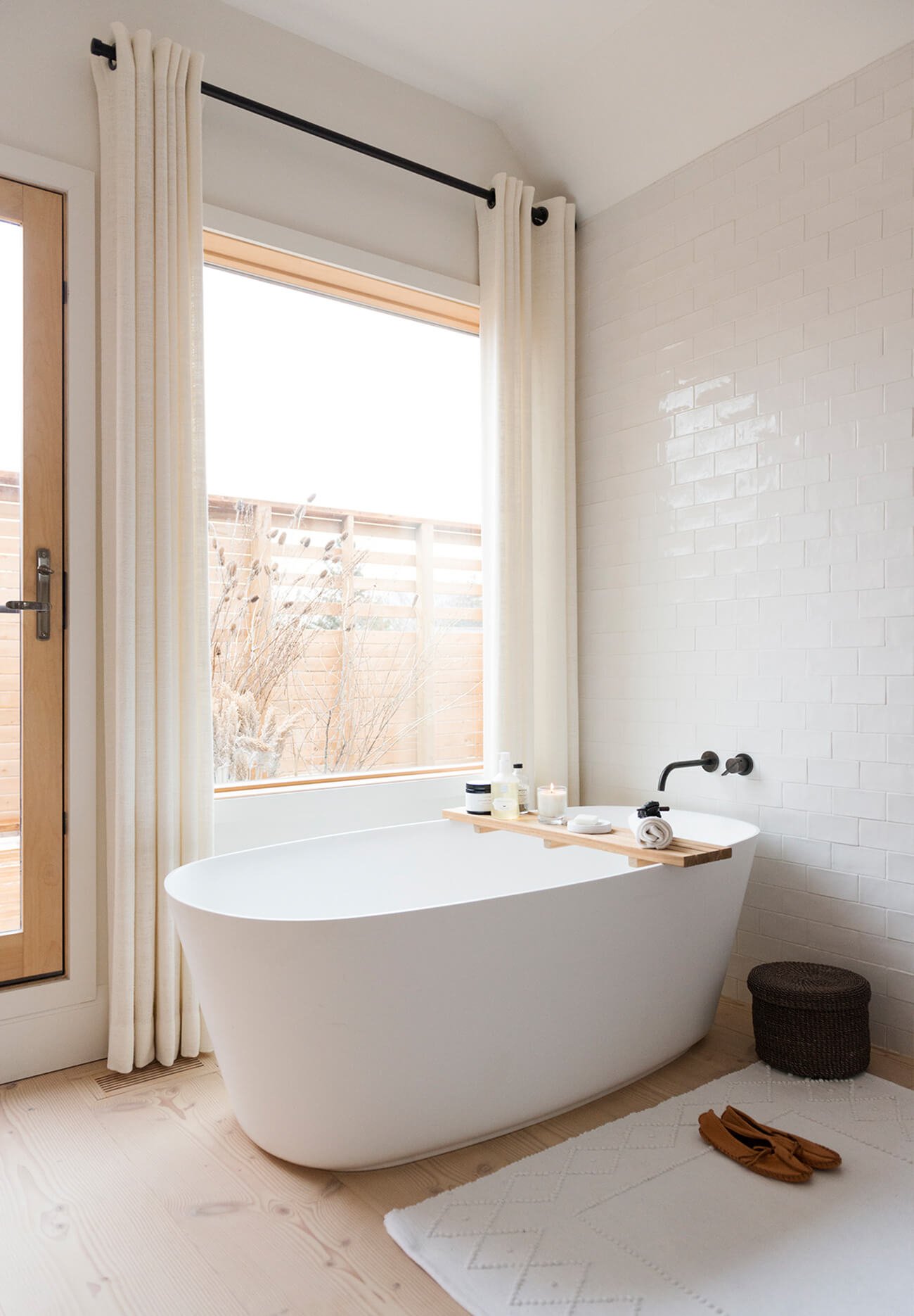 Freestanding bathtub
