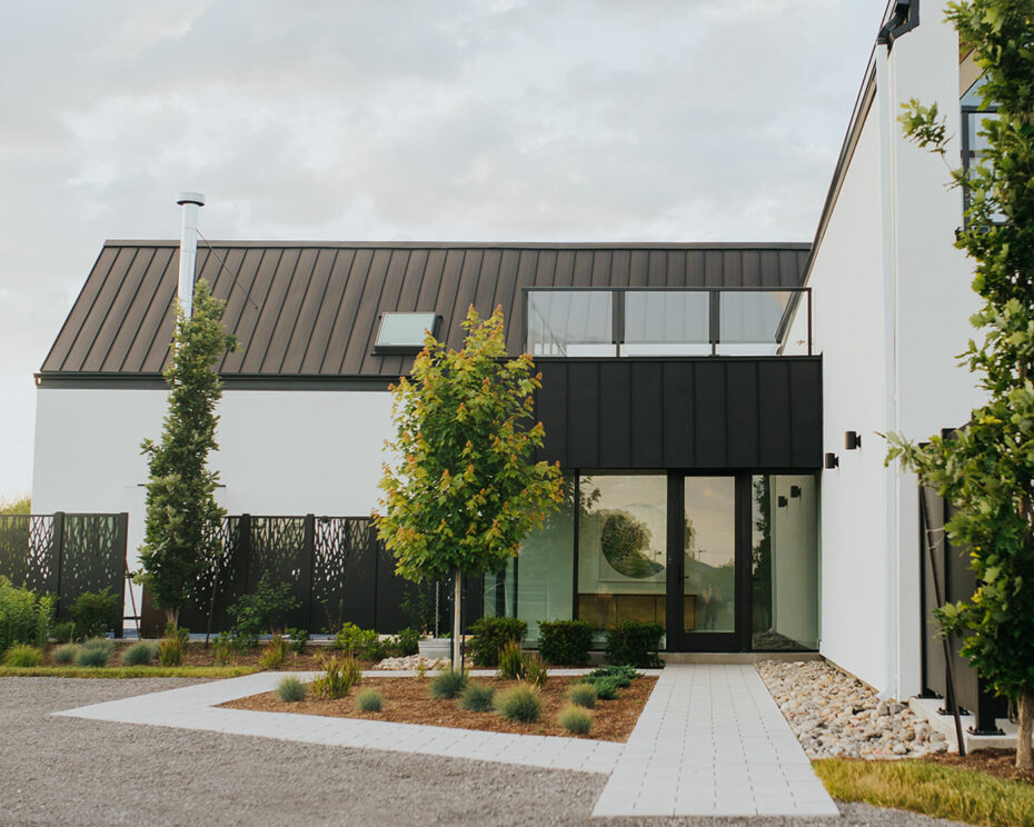 Exterior Everly Inn in Prince Edward County